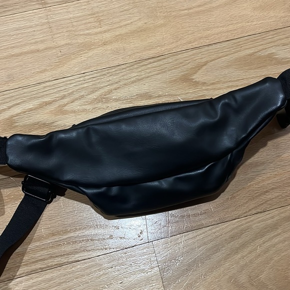 Steve Madden Black Leather Crossbody Belt Bag - Picture 6 of 6